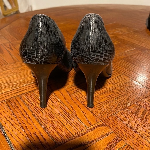 Stuart Weitzman Croc Embossed Leather Pumps. Excellent condition. Size 7 - Picture 6 of 7